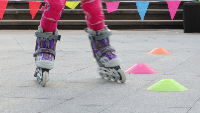 小孩街边学习轮滑4k