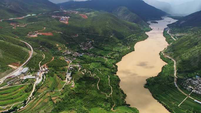 航拍云南省丽江市宁蒗长江第一湾