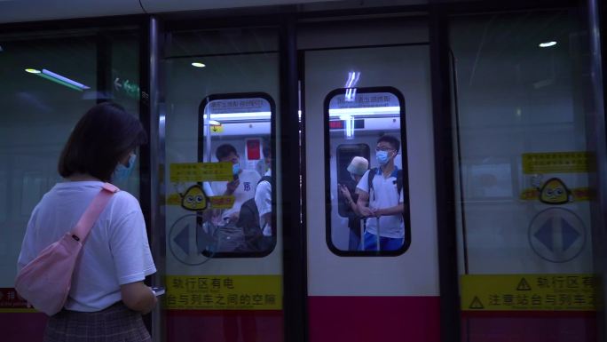 女大学生搭乘广州地铁四号线地铁站
