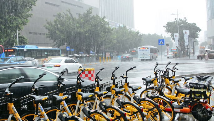 雨中的城市车流一瞥