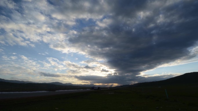 草原晚霞延时天空云彩夕阳公路