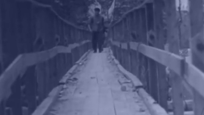 50年代地质勘探队员悬崖峭壁徒步攀爬前行