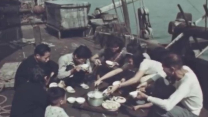 30年代海湾停泊渔船帆船船上人家吃饭饮食