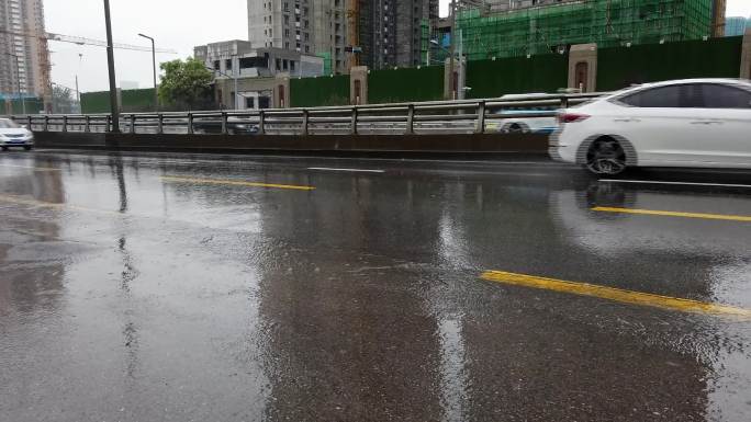 下雨天行驶的车