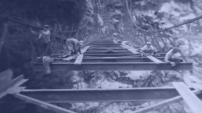 60年代山路山间悬崖悬空桥梁悬索桥施工