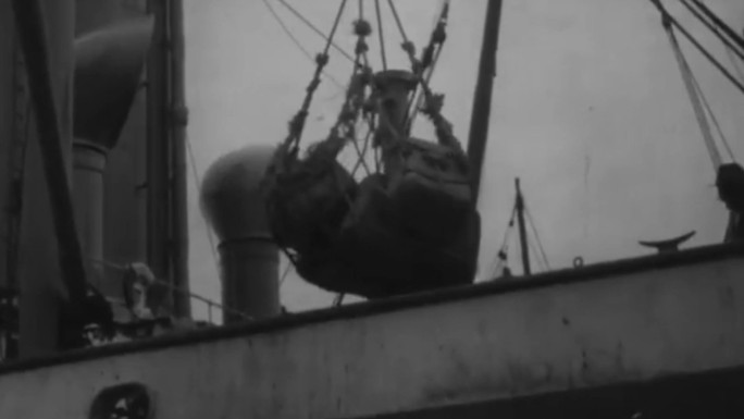 40年代广州港码头船坞造船厂货轮吊装货物