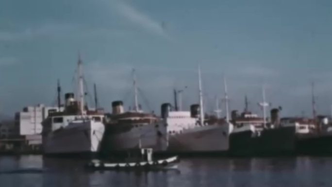 60年代希腊雅典码头港口货轮商船装卸货物