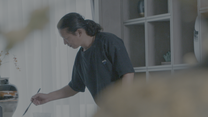 老师在书房里的香炉旁写意