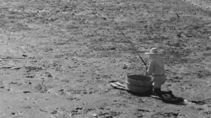 70年代渔民海边滩涂沙滩浅滩退潮赶海捕获