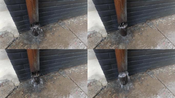 排水管道流出的雨水