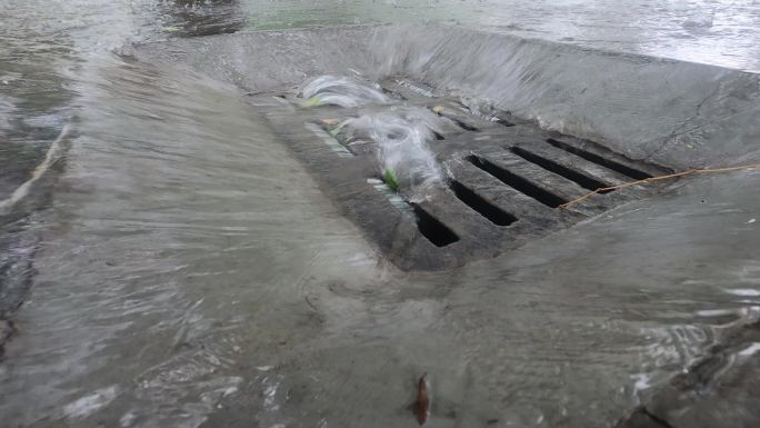 流进下水道的雨水