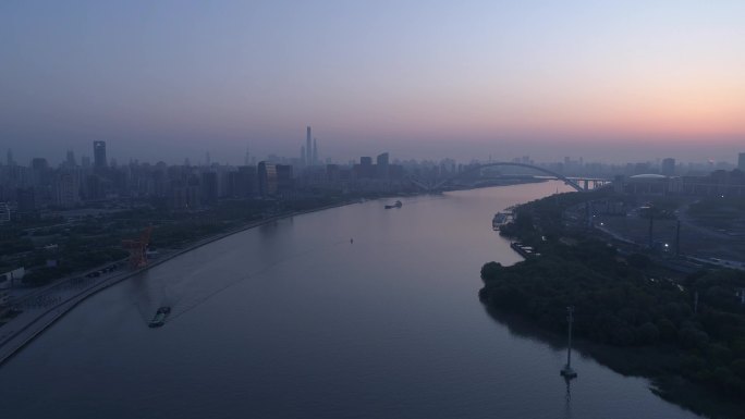 4K清晨徐汇滨江绿地上空看黄浦江