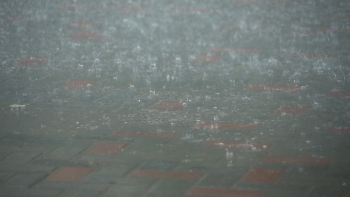 大雨落地升格一个镜头