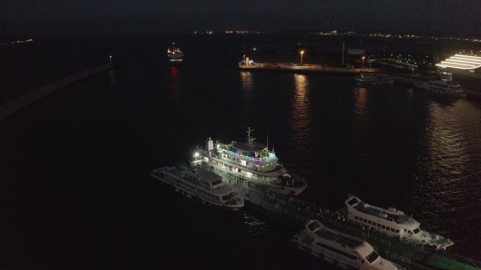 威海刘公岛海滨路海边夜景航拍