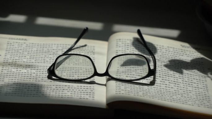 翻开的书和眼镜