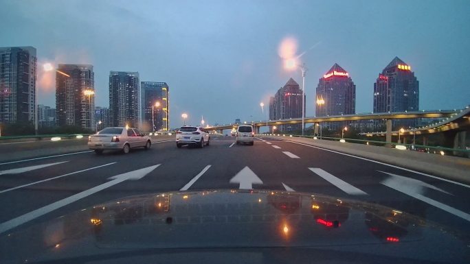 城市道路高架立交桥车辆行驶车内视角傍晚