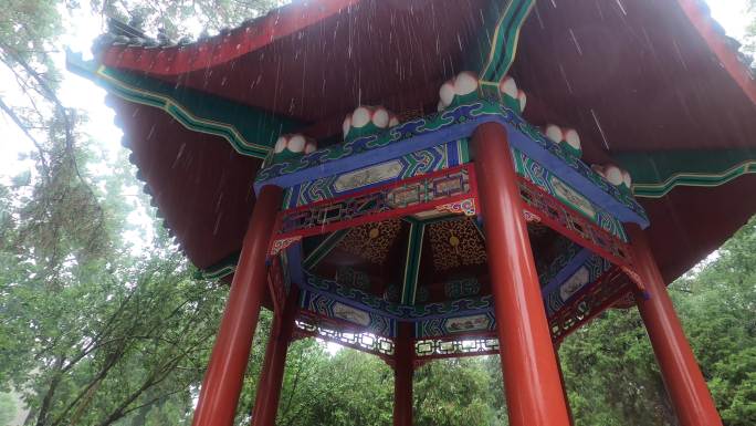雨中的中式复古亭子