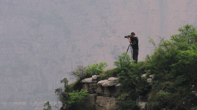 4K黄河绝壁顶上的摄影师03