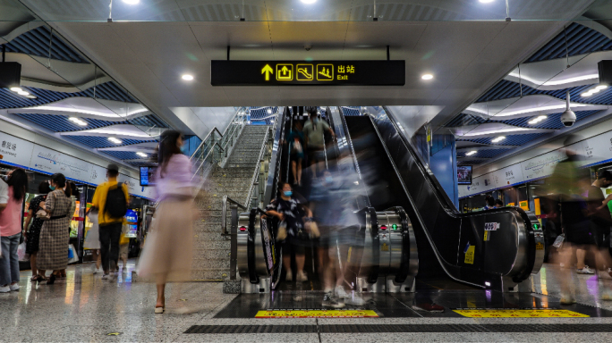 地铁口人群延时