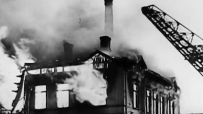 30年代城市大火烧毁房屋消防队高压水枪