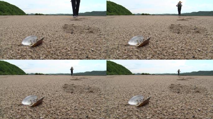 河边沙滩上旅行者的脚步