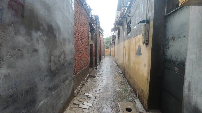 雨中狭长的小巷