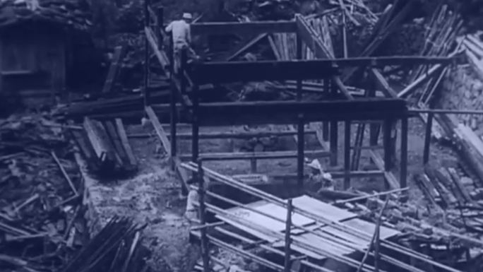 30年代叠溪镇地震受灾难民清理废墟残骸
