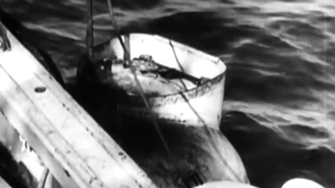 30年代海难潜水员救援潜水钟营救潜艇沉没