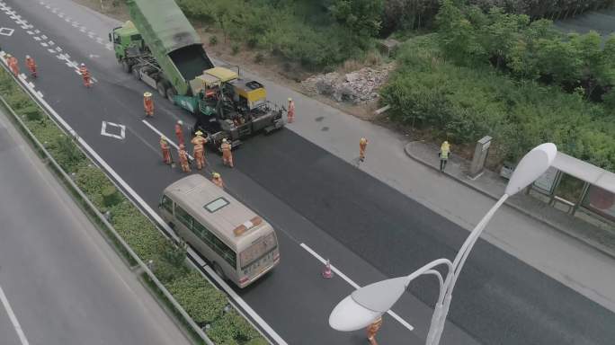 夏季高速公路修路