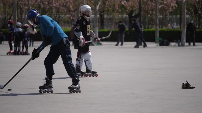 HD-春天广场上滑轮少年打冰球