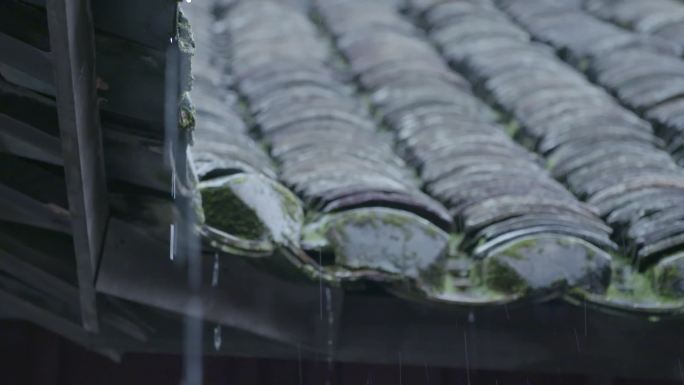 老屋屋檐下雨梅雨天