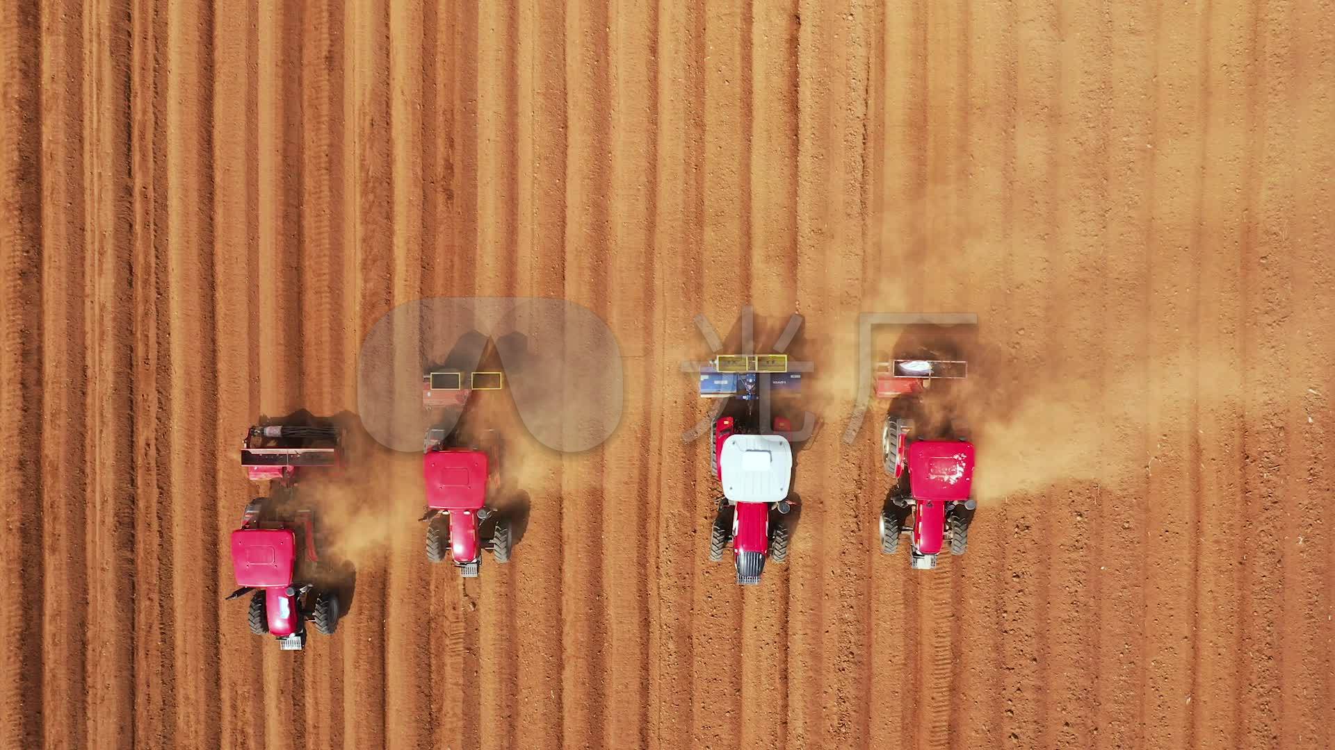 航拍拖拉机犁地搂地翻地种植