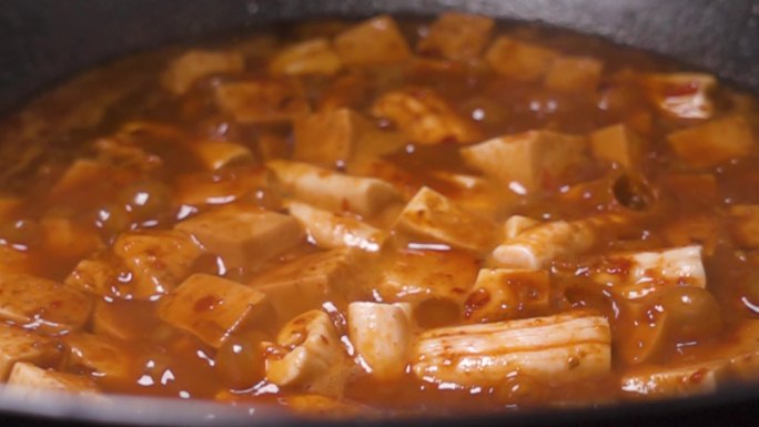 烹饪烧麻婆豆腐餐饮实拍视频素材