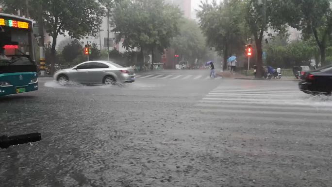 梅雨季节城市大暴雨大路淌水