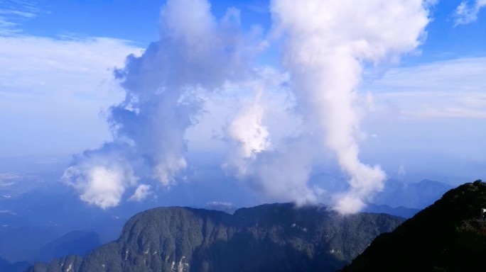 云海天空峨眉山蓝天白云云雾翻涌高山