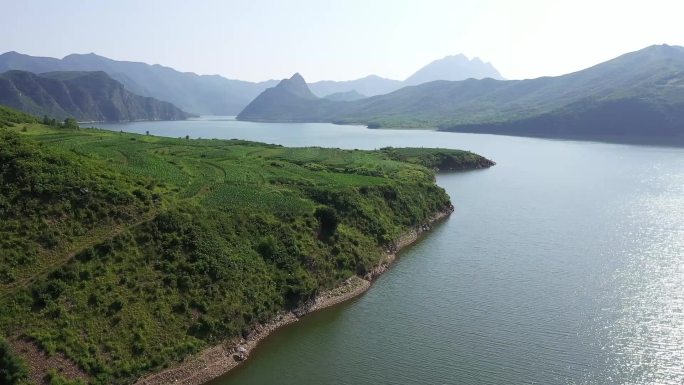 航拍胡泊绿色山体远山大自然
