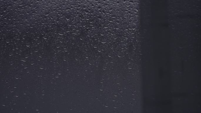 4K下雨天窗户玻璃上的雨滴雨水水珠