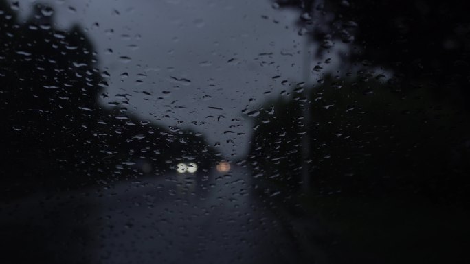 4K雨天汽车玻璃上的雨滴水滴雨水