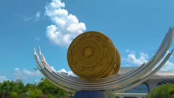 4k南宁东站广场铜鼓雕塑视频素材