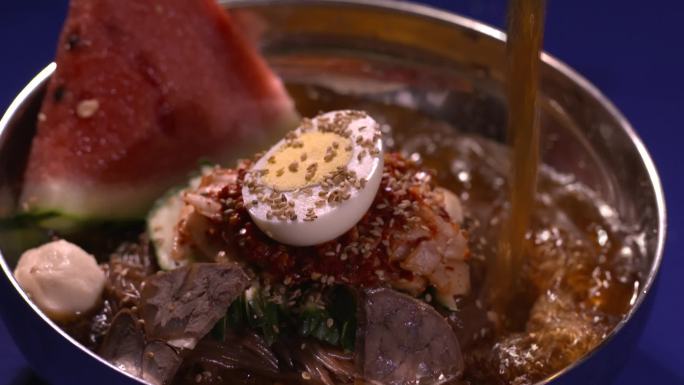 冷面黑背景慢放美食宣传片面食