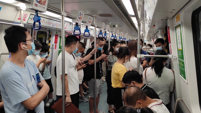 深圳地铁疫情戴口罩上班人群实拍