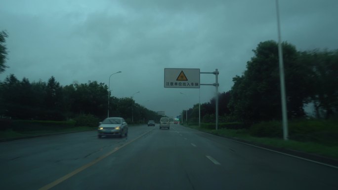 4K公路上雨天开车视频素材