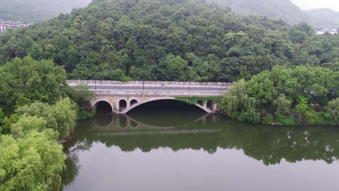 杭州出租车驶过虎山桥