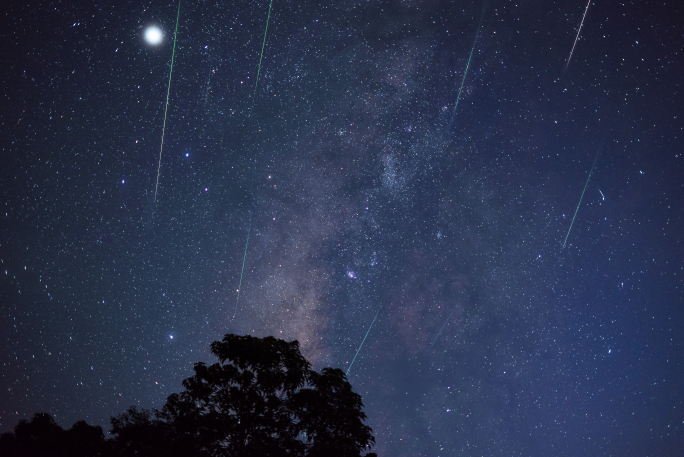 星空银河星轨夜晚夜景唯美梦幻英仙座流星雨