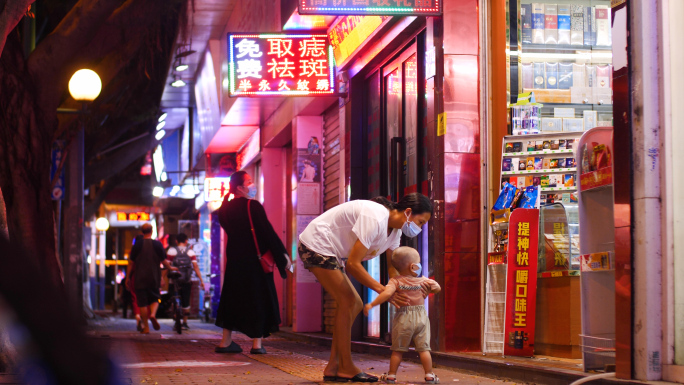 夜晚伤感行人，城市街道夜景4K视频素材