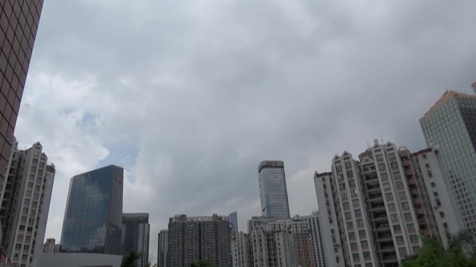 延时拍摄夏天羊城广州中午翻滚的云层与蓝天