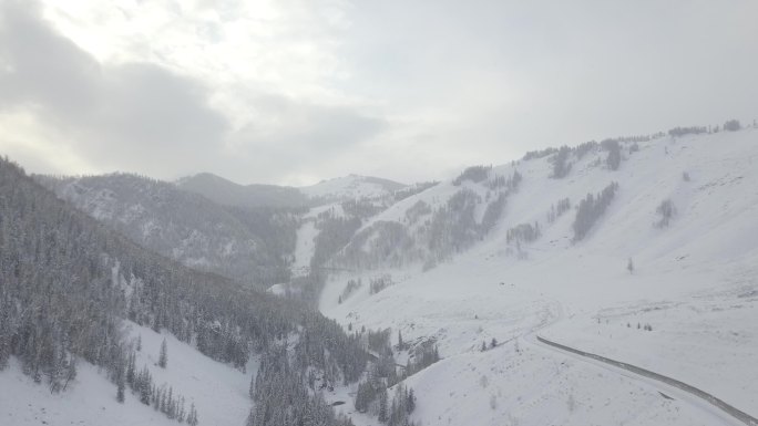 2.7k航拍原片冬季新疆雪山山谷雪景