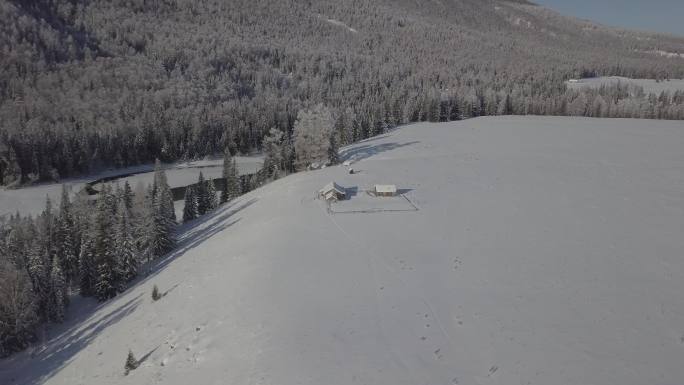 4k航拍原片冬季新疆雪山小木屋雪景