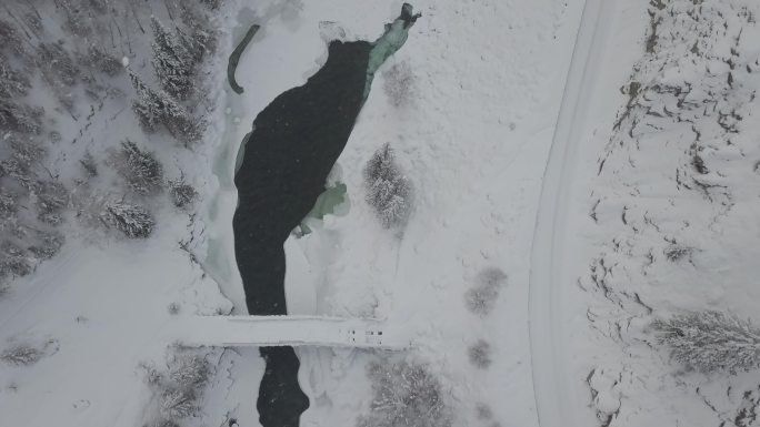 2.7k航拍原片冬季雪山河流山谷公路雪景
