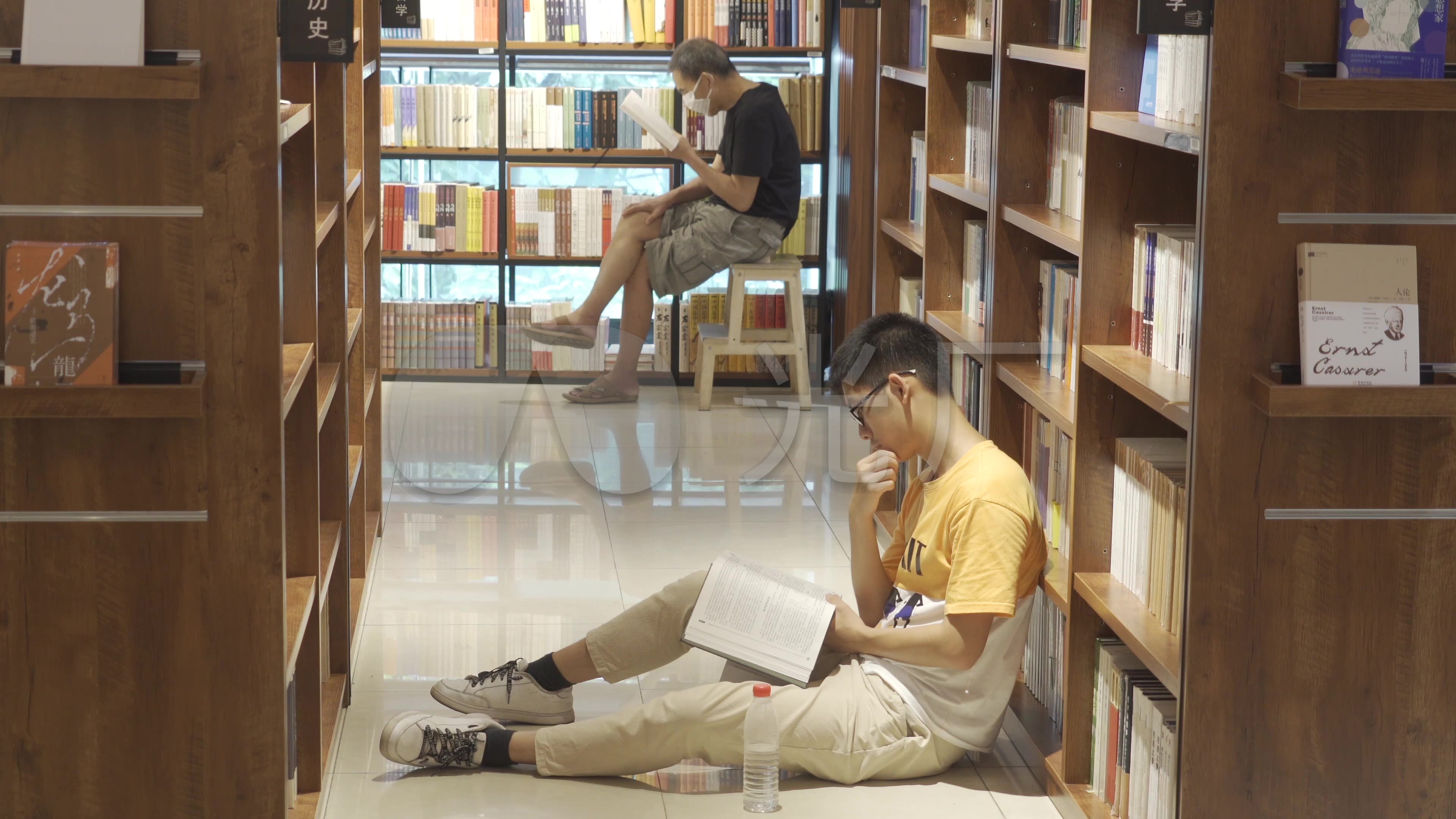 图书馆外的大学生情侣-蓝牛仔影像-中国原创广告影像素材